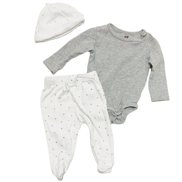 GAP Other - Gender Neutral White and Grey Star Print Baby Set